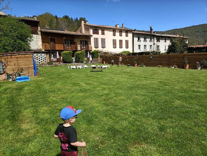 Location de vacances pour 7 personnes, avec vue ainsi que jardin et piscine, adapté aux familles à Fougax-et-Barrineuf - 2