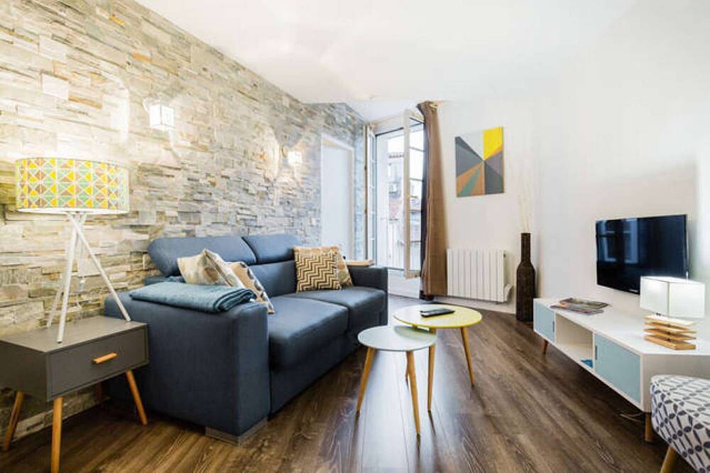 Entire apartment, 1 Bedroom Flat Quartier Rotonde - Lift, Wifi, Air Conditionning / 1 to 6 People in Aix-en-Provence, Mediterranean Coast (France)