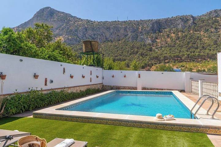 Casa rural para 12 personas, con jardín en Cuevas de San Marcos
