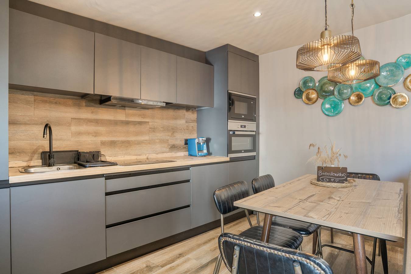 Apartamento entero, Apartamento 'Alvarado Loft' con vistas a la montaña, Wi-Fi y aire acondicionado in Ubrique, Pueblos Blancos