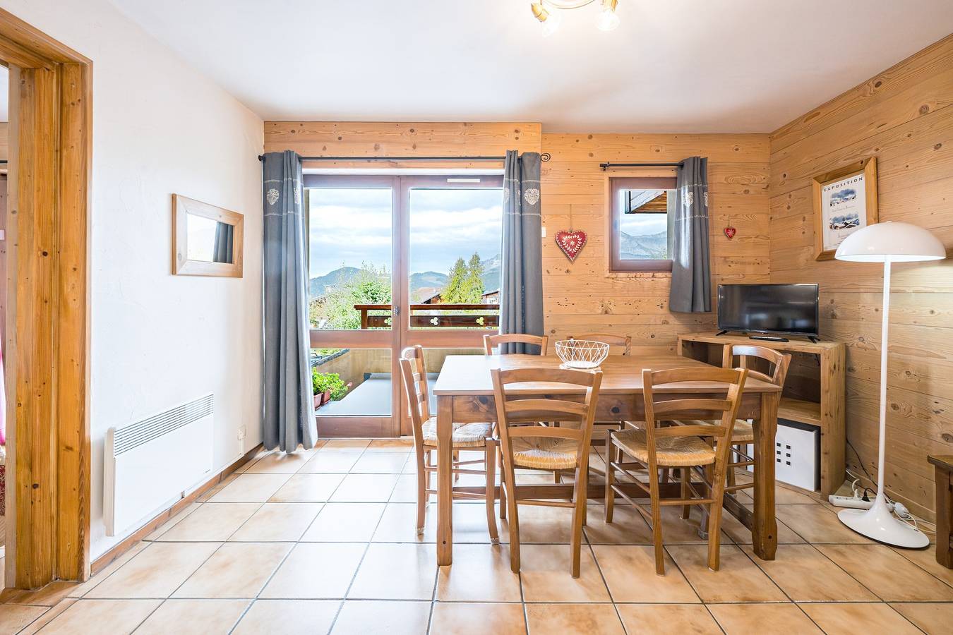 Ganze Wohnung, Appartement '6 - Perce Neige' mit Bergblick, gemeinsamer Terrasse und Wlan in Cohennoz, Albertville und Umgebung