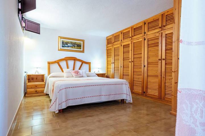 Casa Oleandro mit Garten, 100 mt von Strand entfernt, internet Wifi in Porto Taverna, Loiri Porto San Paolo