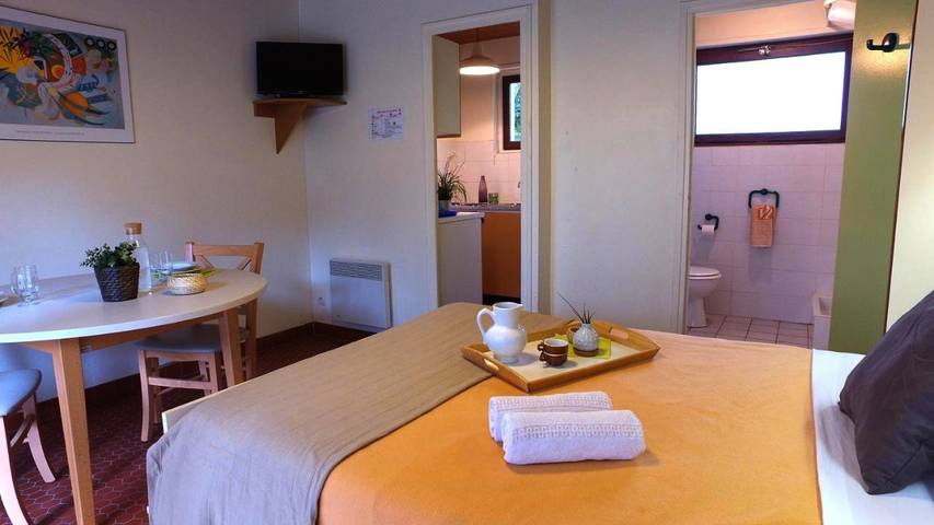 Parc de vacances pour 2 personnes, avec piscine ainsi que terrasse et jardin à Neuvic - 3
