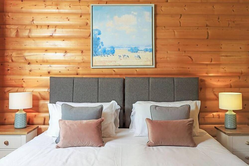 2 bedroom, 5 star, award winning Scandinavian Lodge (sleeps 4) in Hursley, South Downs