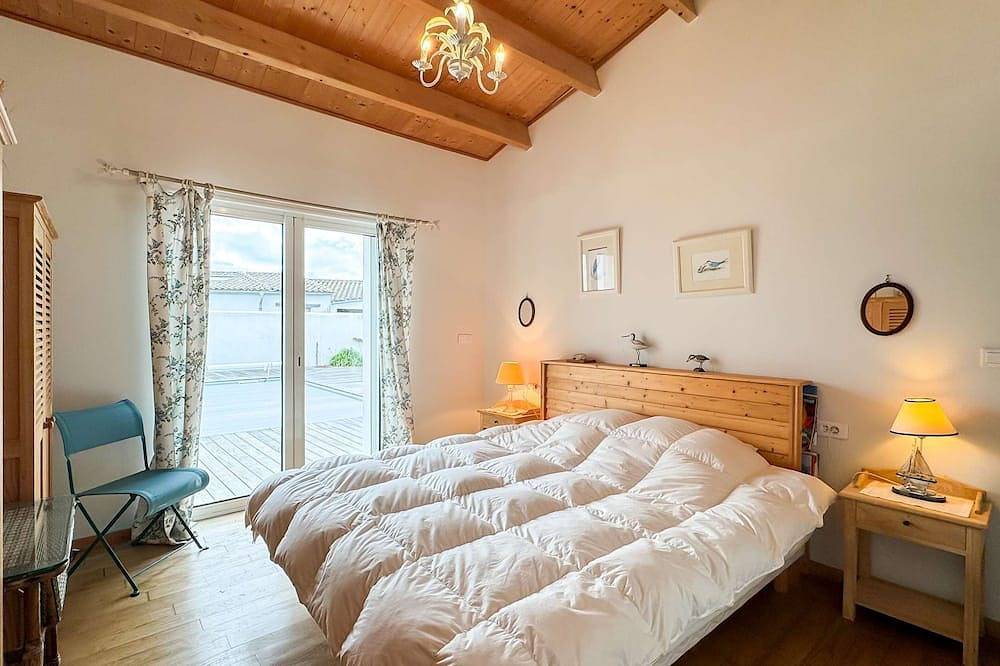 Beautiful family house with swimming pool, parking in Loix, Ile de Re