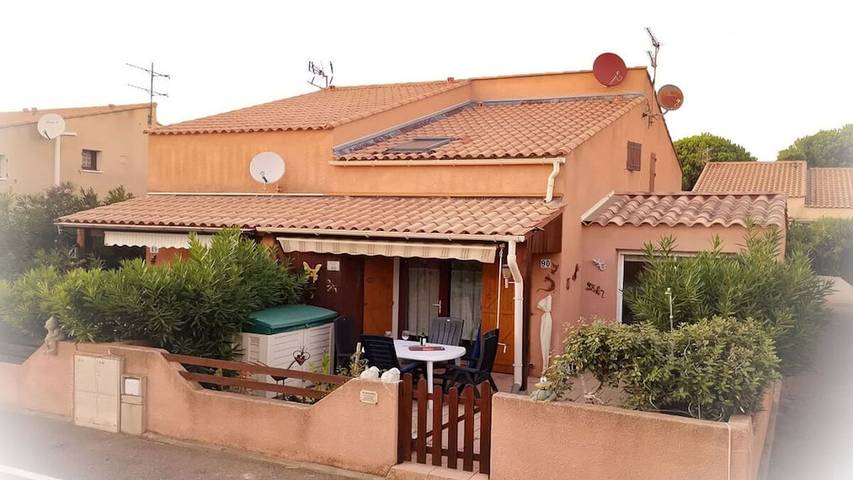 Ferienhaus für 4 Personen, mit Terrasse und Pool sowie Garten in Les Ayguades