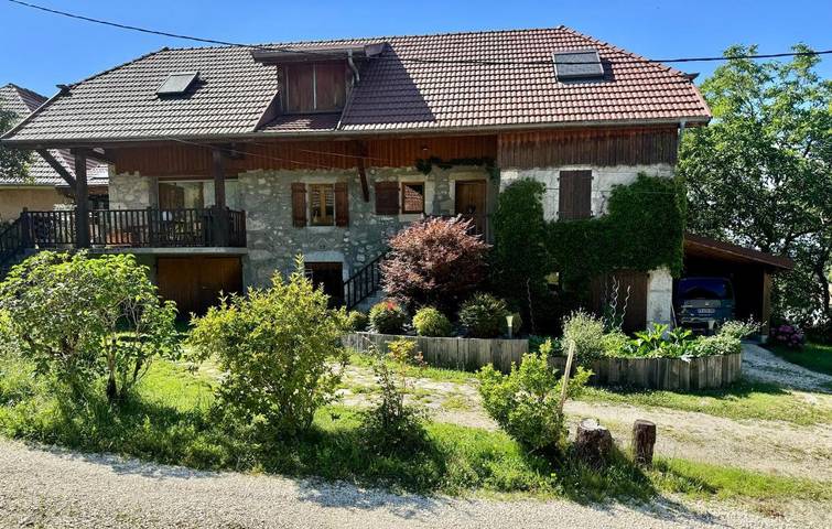 Location de vacances pour 8 personnes, avec Balcon et Jacuzzi ainsi que Terrasse et Jardin à Cusy