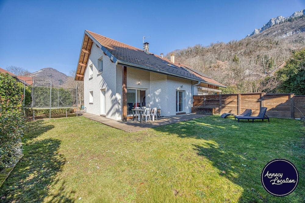 Welcome to this warm and functional home, perfect for a family getaway or a stay with friends just steps from Lake Annecy. in Talloires-Montmin, Annecy und Umgebung