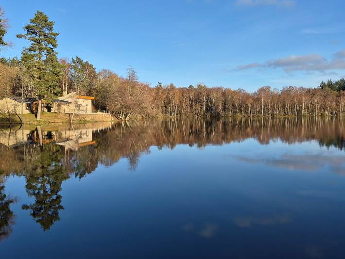 Charmantes Haus am See mit Kamin in Dun-les-Places, Naturpark Morvan