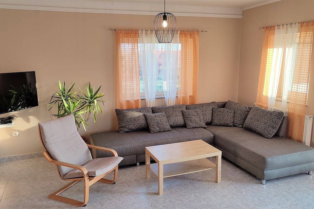Lovely holiday home with private pool and premium hot tub in Velence, Gárdonyi járás