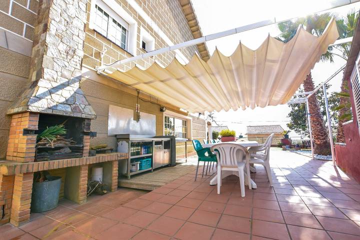 Ferienhaus für 9 Personen, mit Terrasse und Garten in Pineda de Mar - 4