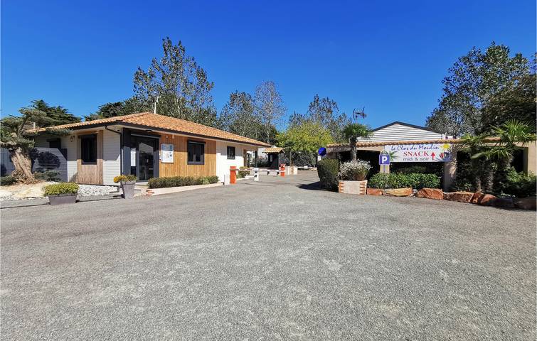 Camping pour 4 personnes, avec Terrasse ainsi que Piscine et Sauna