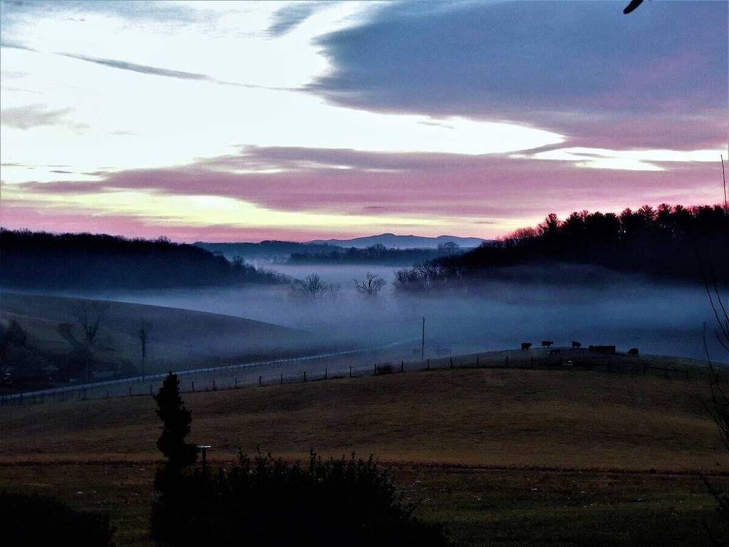 Bed & Breakfast in a 1795 Log Cabin on working farm, George Washington, Sr Suite in Augusta County
