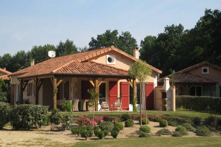 Location de vacances pour 4 personnes, avec Terrasse ainsi que Jardin et Piscine à Les Forges