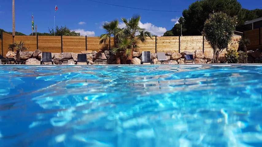Mobil home pour 4 personnes, avec bassin pour enfant ainsi que piscine et jacuzzi - 1