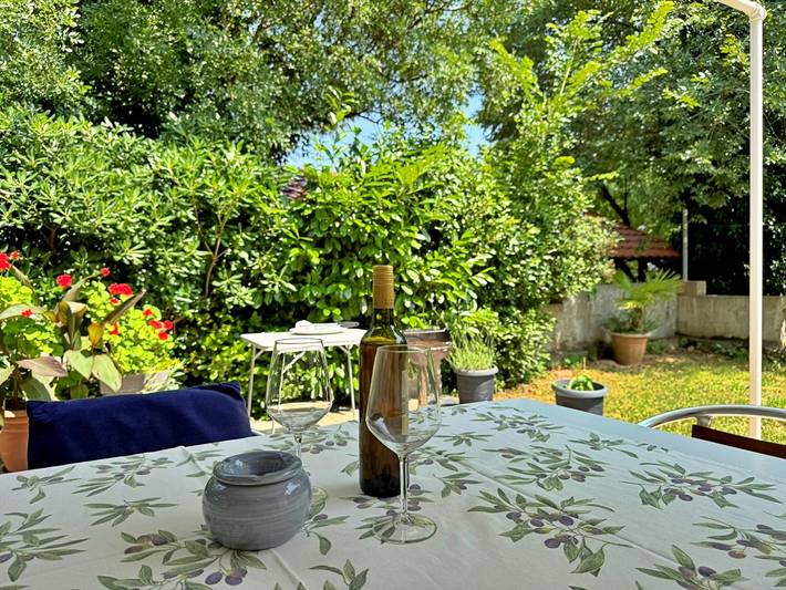 Ganze Wohnung, Apartment Srdoc - 270 m vom Meer, Gartenblick, Terrasse, Grill in Silo (Krk), Krk