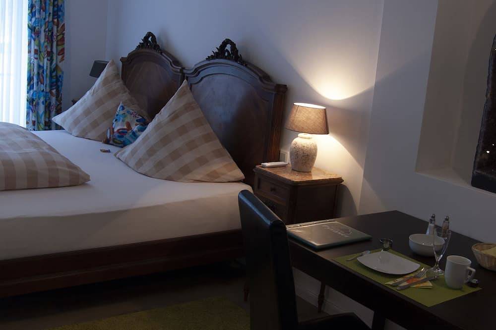 Ganze Wohnung, Stilvoll eingerichtetes Apartment (30m2) für 2 Personen in Roßtal, Romantische Straße