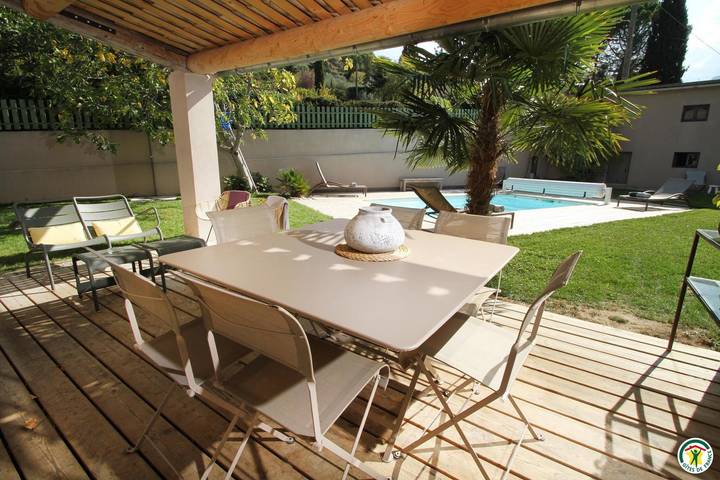 Casa de huéspedes para 6 personas, con vistas además de jardín y piscina - 1