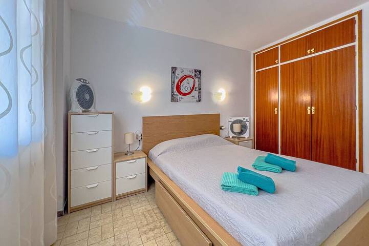 Appartement entier, Appartement sur le Paseo Marítimo à 3 minutes de la plage, piscine communautaire, Wi-Fi gratuit, excellent emplacement, bars, restaurants et magasins. Vivalidays Luis. in Platja de Llevant (Malgrat de Mar), Santa Susanna