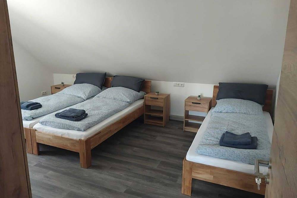Ganze Wohnung, Großzügige Ferienwohnung(95qm) mit 3 Schlafzimmern in Neunburg vorm Wald, Naturpark Oberpfälzer Wald