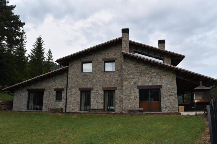 Casa rural para 18 personas, con jardín y vistas en Castellar del Riu