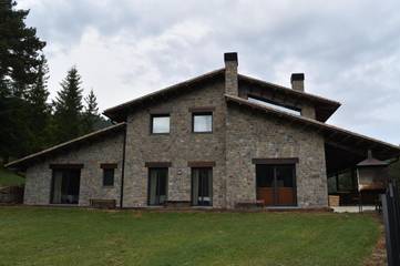 Casa rural para 18 personas, con jardín y vistas en Berguedà