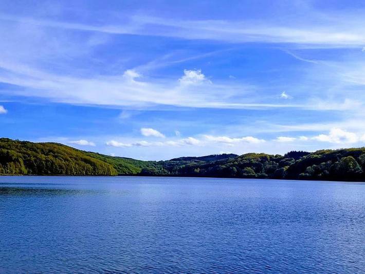 Gîte pour 4 personnes, avec sauna ainsi que balcon et vue sur le lac dans le Tarn