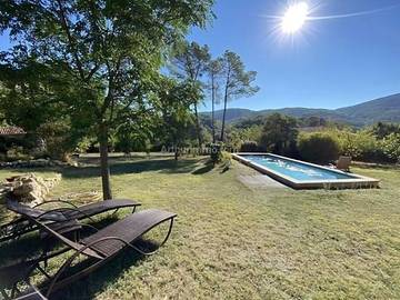 Location de vacances pour 10 personnes, avec terrasse et jardin ainsi que piscine et vue à Bargemon