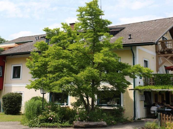 Hotel, mit Balkon und Terrasse sowie Garten und Seeblick in Attergau - 2