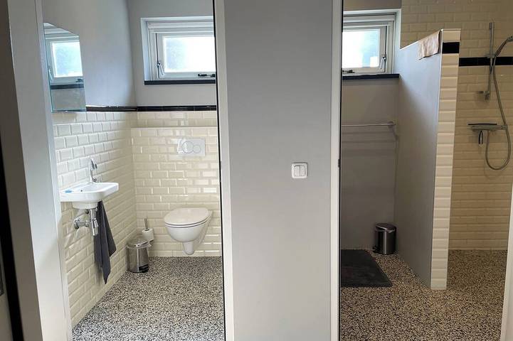 Moderne, großzügige Ferienwohnung mit malerischem Blick auf den Tjeukesee in Friesland