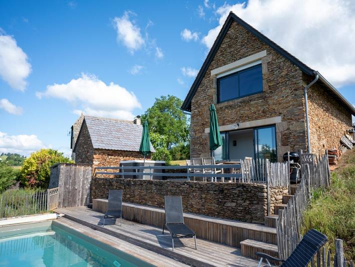 Location de vacances pour 12 personnes, avec Jacuzzi et Terrasse ainsi que Jardin et Piscine dans le Cantal