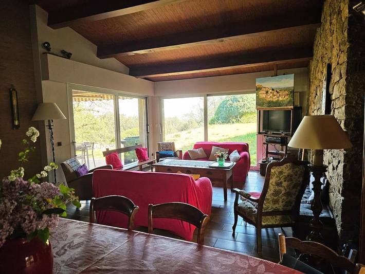 Location de vacances pour 9 personnes, avec jardin ainsi que vue et piscine à Saint-Georges-les-Bains