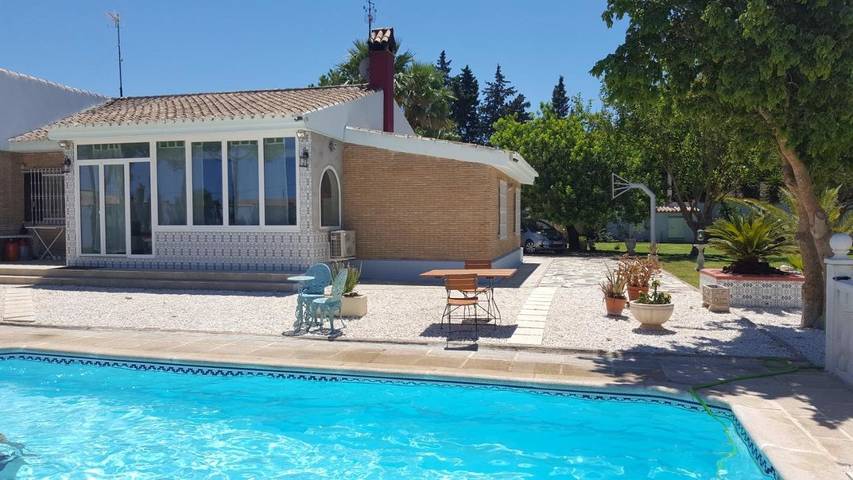 Chalet para 6 personas, con piscina y jardín en Novo Sancti Petri