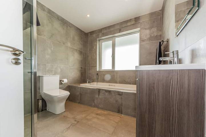 Marina views, Kinsale, sleeps 20, owned by  Exquisite Holiday Homes in County Cork