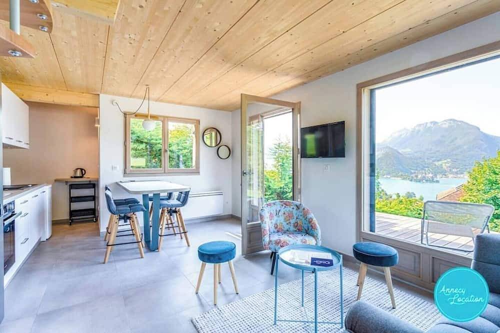Magnificent Chalet : lake and mountain view. in Talloires-Montmin, Annecy region