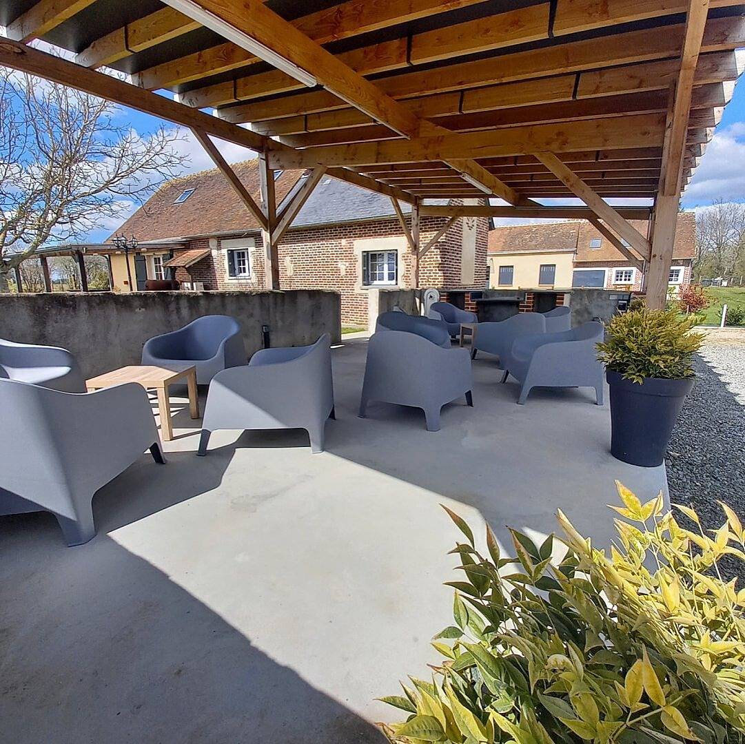 Gîte pour évènement, week-end. 35 pers. / 26 couchages, piscine in Unverre, Région de Châteaudun