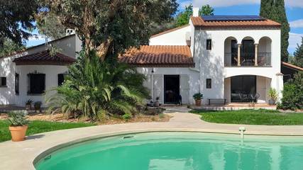 Gîte pour 10 personnes, avec balcon ainsi que piscine et jardin à Le Soler