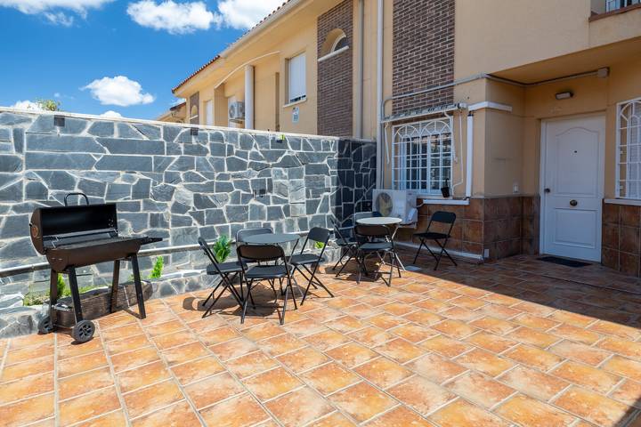 Chalet adosado, hasta 12 personas, Piscina, Bar-Bq in Loeches, Área Metropolitana de Madrid