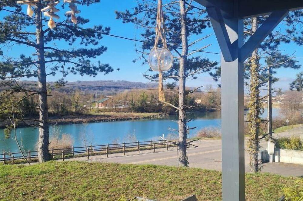 Spacious house on the banks of the Rhône opposite the greenhouse island and via Rhôna in Sault-Brénaz, Belley