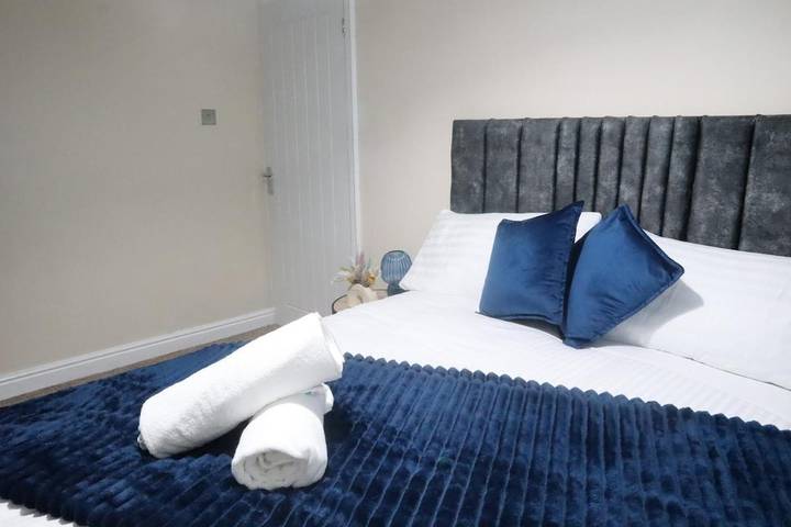 Holiday rental for 7 people in Coventry