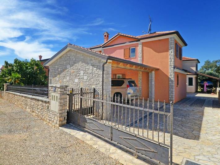 Ferienhaus für 8 Personen, mit Balkon und Terrasse sowie Garten und Pool