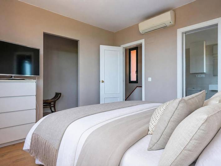 Location de vacances pour 6 personnes, avec Balcon/Terrasse ainsi que Jardin et Piscine à Navata - 2