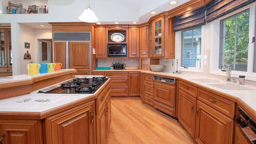 Vacation rental for 16 people, with balcony and hot tub in Canandaigua Lake