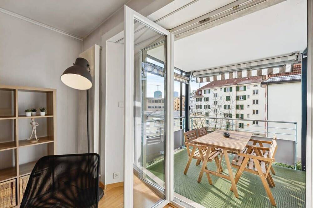 Ganze Wohnung, Simple 2 Bedroom apartment in Oerlikon in Zürich, Bezirk Zürich