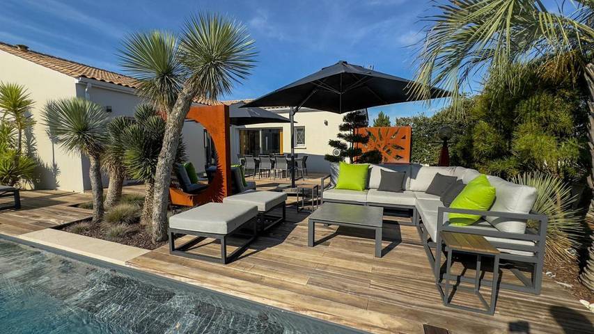 Location de vacances pour 8 personnes, avec Jacuzzi et Terrasse ainsi que Jardin et Piscine à Saint-Ciers-du-Taillon