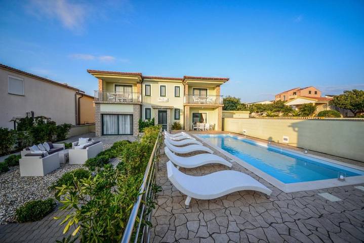 Villa pour 20 personnes, avec piscine ainsi que jardin et vue dans Vir - 3