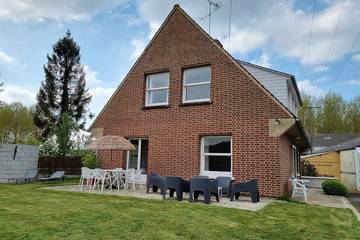 Gîte pour 7 personnes, avec terrasse ainsi que jardin et jacuzzi à Cahon