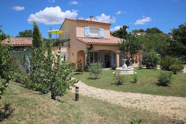 Appartement de vacances pour 4 personnes, avec balcon ainsi que jardin et piscine