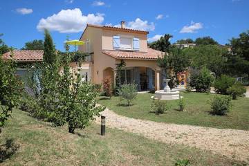 Gîte pour 4 personnes, avec jardin ainsi que piscine et balcon à Saint-Ambroix