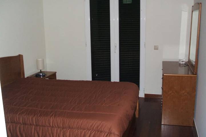 Apartamento entero, Amplio apartamento de tres habitaciones junto al paseo marítimo. in São Martinho, Isla de Madeira